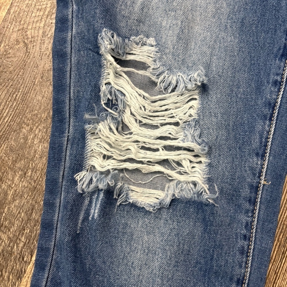 Fashion nova size 3 capri style distressed jeans - Picture 2 of 11